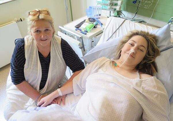 Con su madre, Carolina, en la cama del hospital después de la operación