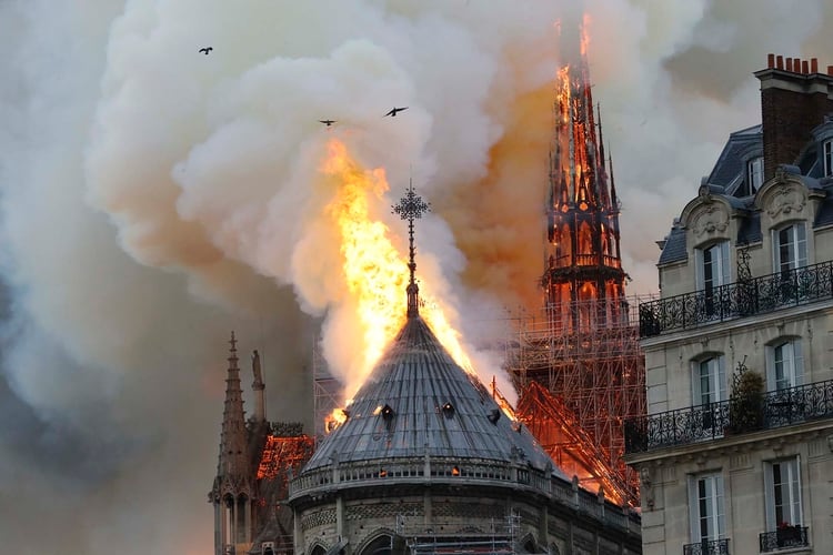 Un incendio estalló el lunes en la Catedral de Notre Dame en París, causando el derrumbe de la aguja, y despidiendo columnas de humo y cenizas sobre los turistas alrededor.