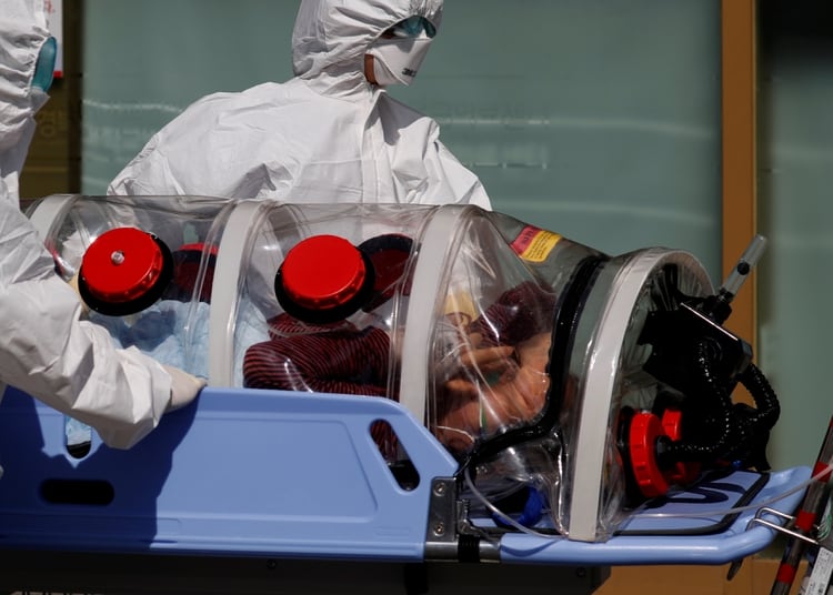 Médicos internan a un paciente con síntomas de coronavirus grave en en el hospital de Daegu, Corea del Sur - REUTERS/Kim Kyung-Hoon
