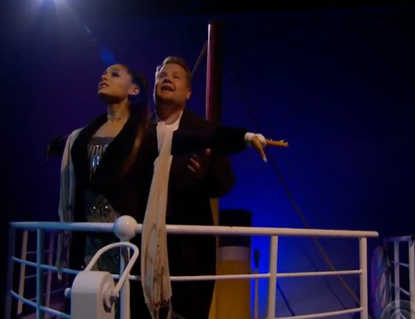 Ariana Grande y James Corden cantaron, Learn to Fly de los Foo Fighters, mientras recrearon la escena más icónica del filme de James Cameron