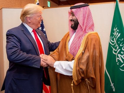 El principe heredero de Arabia Saudita Mohammed bin Salman y Trump durante el G20 de Osaka (Bandar Algaloud/Courtesy of Saudi Royal Court via REUTERS)