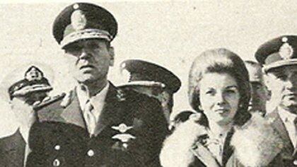 Perón, junto a Isabel, en su tercera presidencia y con el uniforme de General