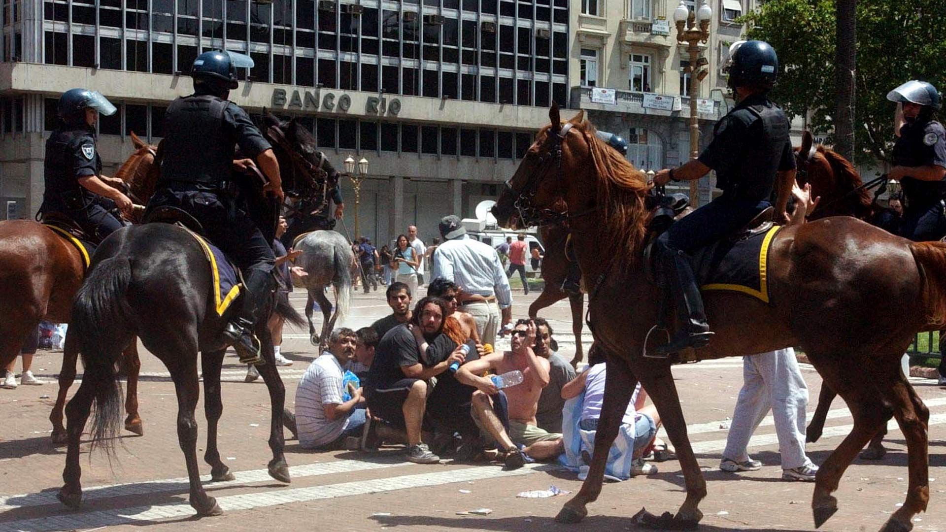 Caballos en la Plaza de Mayo. Una imagen del colapso de la Argentina en 2001