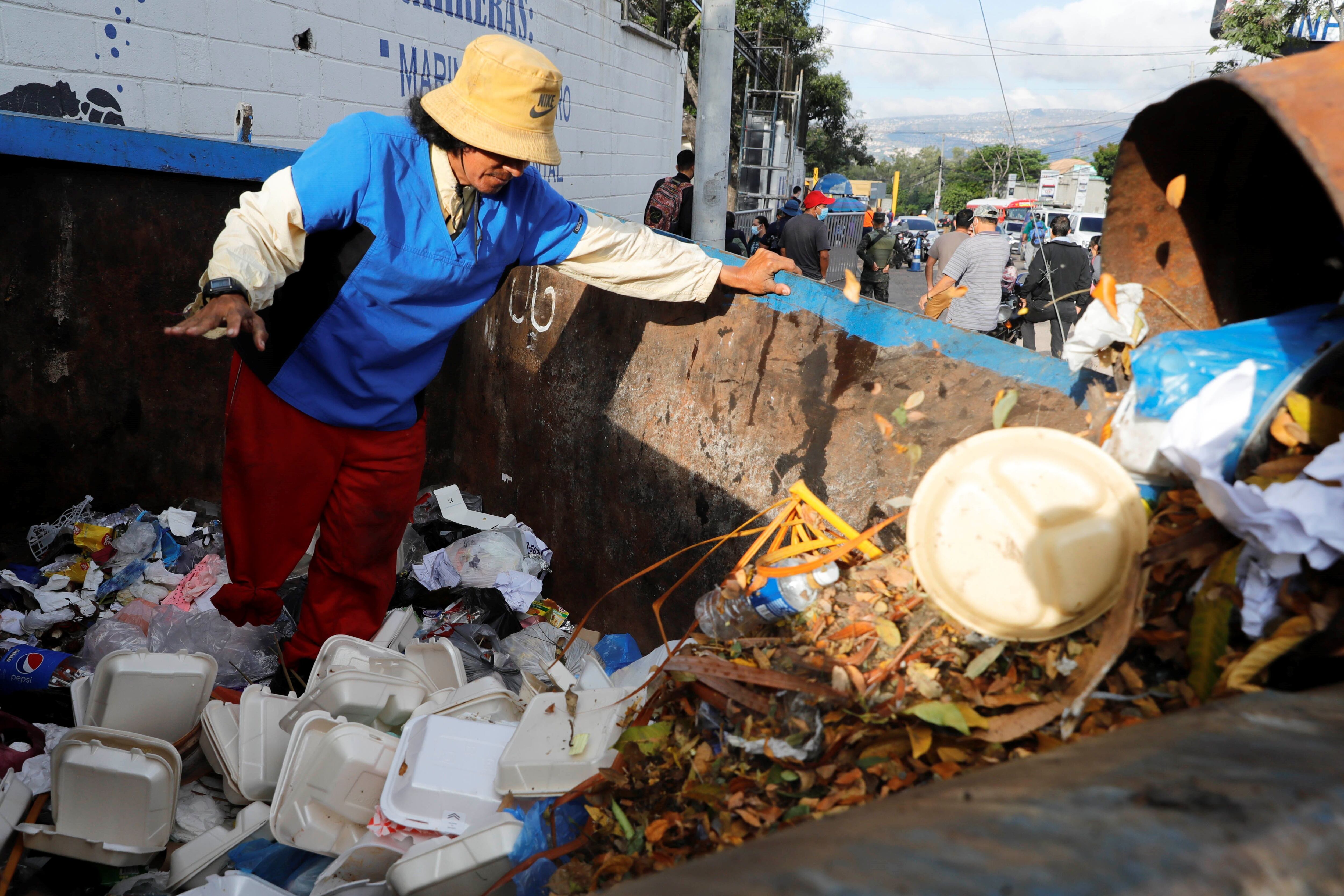 Gerson Bustillo has been searching since 2012 for food in garbage containers on the streets of Tegucigalpa (Honduras).  Growing inequality is eroding democracy around the world.  EFE / Gustavo Amador
