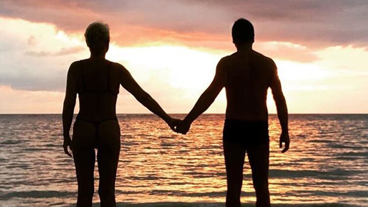Una de las románticas postales de Xuxa con su pareja