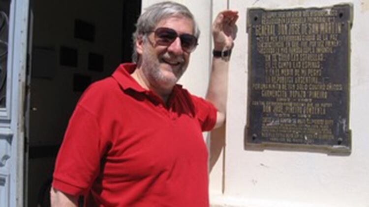 Jorge, el nieto de José Piñeiro, junto a la placa que la N° 1 Escuela General San Martín de La Paz, Entre Ríos, colocó conmemorando al autor del famoso refrán