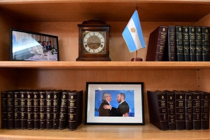 Fotos con el Presidente y la Vicepresidente, en una de sus repisas (Maximiliano Luna)