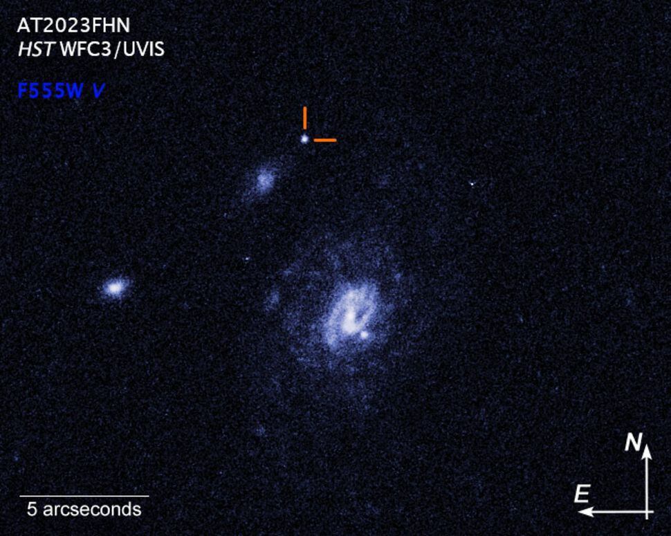 Imagen del Telescopio Espacial Hubble del Finch y su ubicación cerca de dos galaxias.   (Crédito de la imagen: NASA/ESA/STScI/A. Chrimes (Universidad de Radboud)