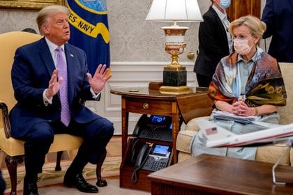 El Presidente Donald Trump, acompañado por la Dra. Deborah Birx, coordinadora de respuesta al coronavirus de la Casa Blanca (Reuters)