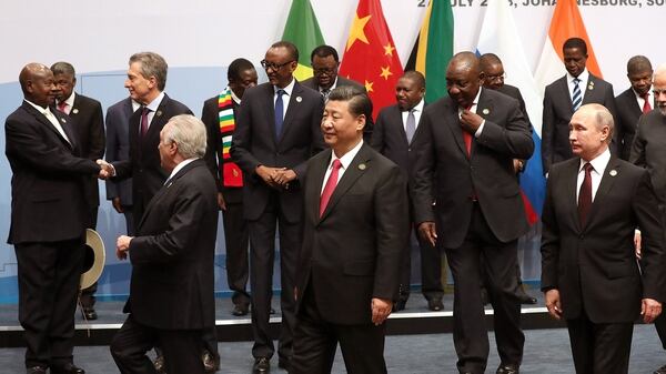 El presidente Macri saluda a los mandatarios que asistieron a la Cumbre de los BRICS