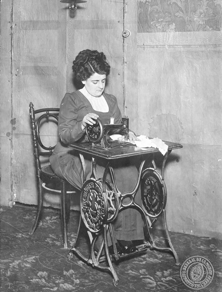Una mujer cose en una máquina Singer durante 1911, en Buenos Aires. (@AGNArgentina)
