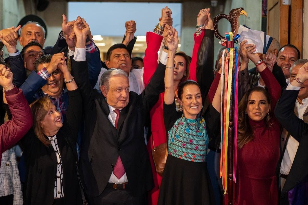 López Obrador oficializó el relevo de Morena a Claudia Sheinbaum con la entrega del bastón de mando.
