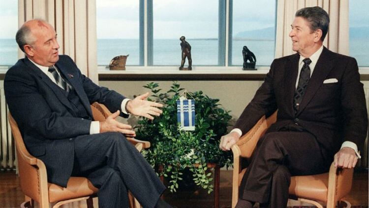 El secretario general de la URSS, Mijail Gorbachov, y el presidente estadounidense Ronald Reagan, firmante del INF