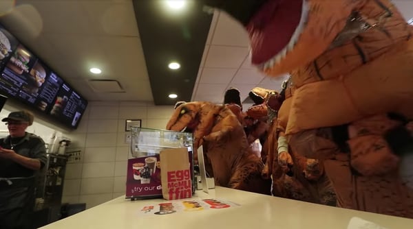En una de las bromas grabadas y publicadas por “Mr.Beast”, aparecen decenas de personas disfrazadas de dinosaurios invadiendo lugares públicos