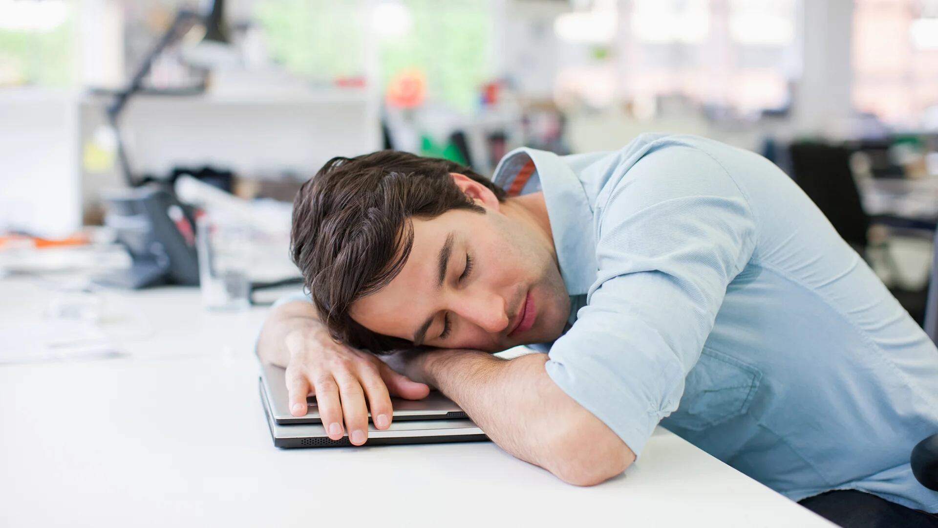 Para los adultos, dormir menos de 6 horas o sobrepasar las 10 puede ser un problema (Getty)