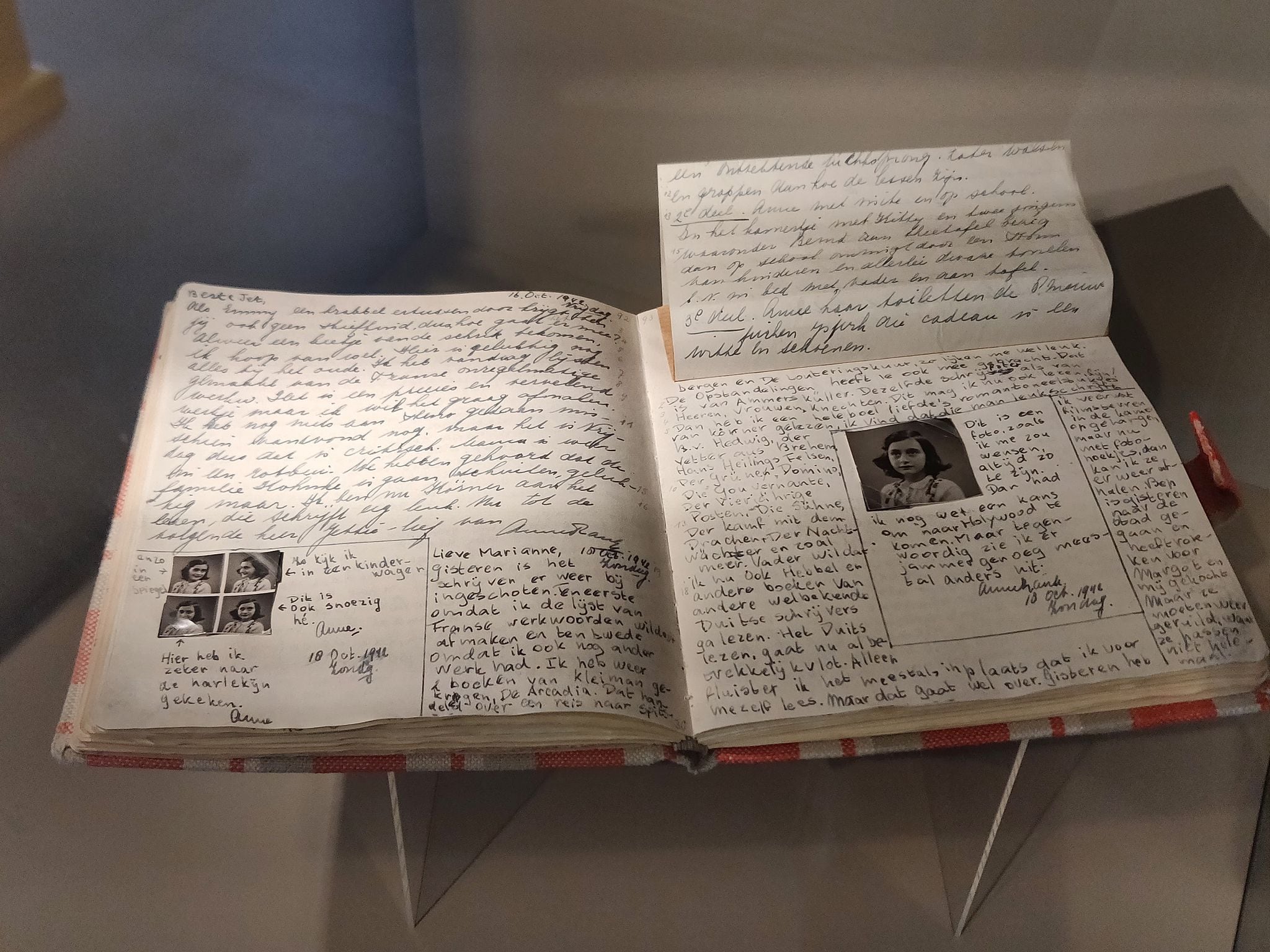 ARCHIVO - Una copia del diario de Ana Frank, expuesta en el Centro Ana Frank de Berlín. (Insa Kohler/dpa)