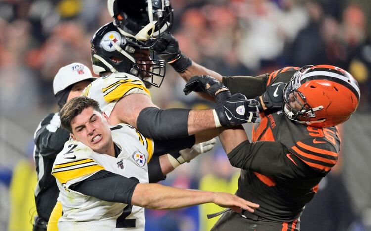 La feroz pelea entre Myles Garrett, de los Cleveland Browns, y Maso Rudolph, de los Pittsburgh Steelers (AP Photo/David Richard)