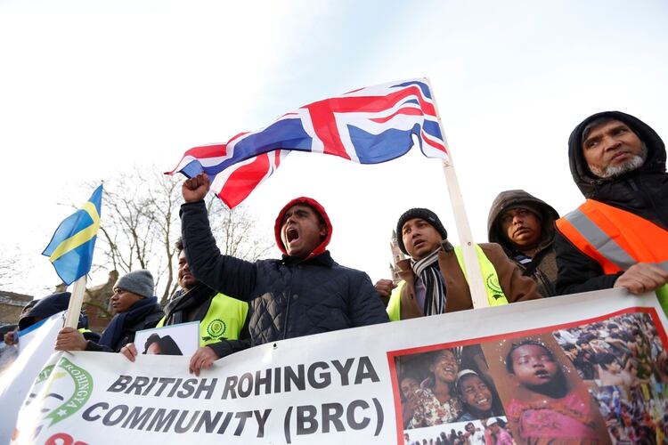 Los reclamos de la comunidad rohingya británica frente al edificio de la la Corte de la La Haya. 