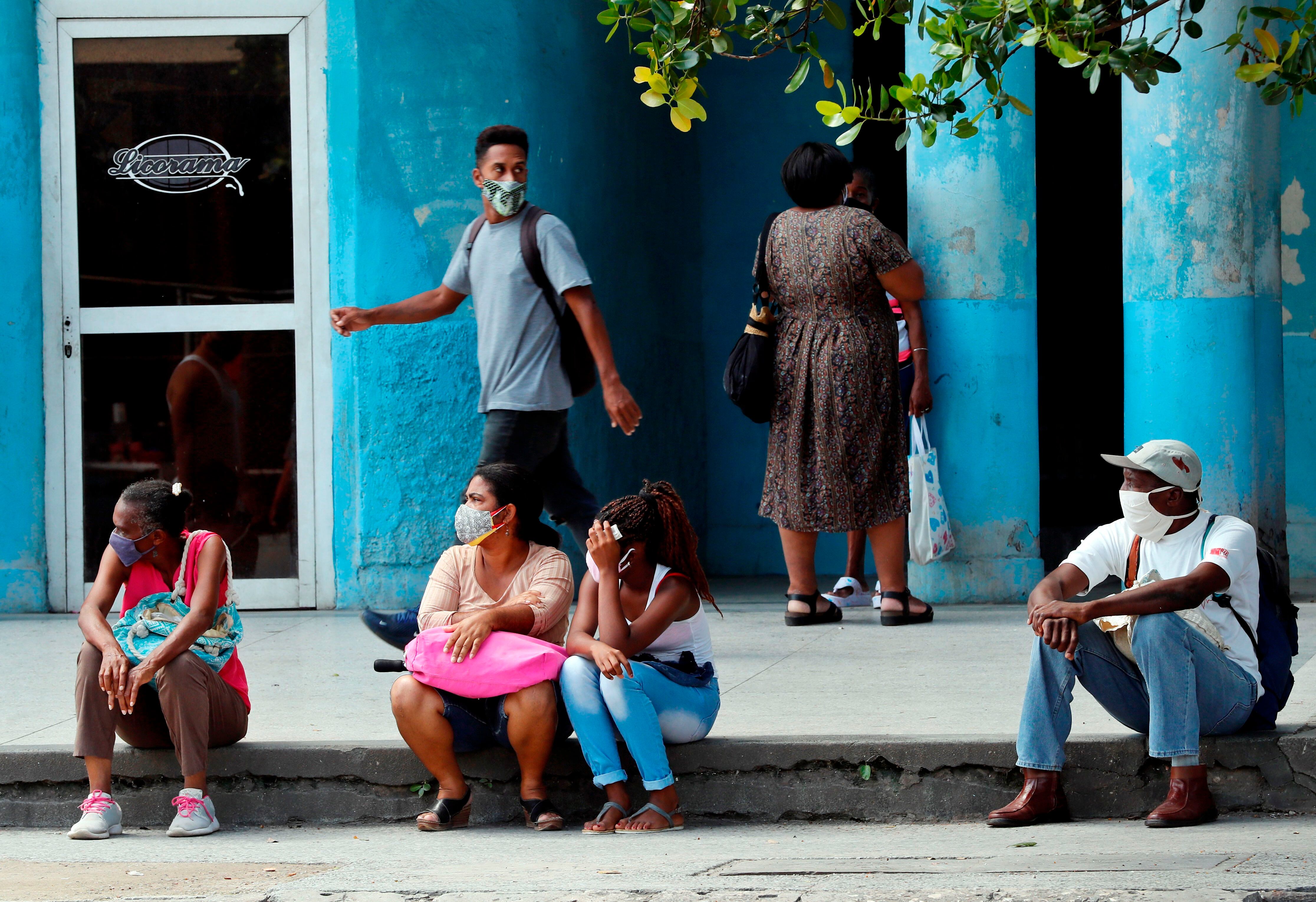 Ciudadanos con tapabocas hacen fila para ingresar a un mercado, en una calle de La Habana (Cuba), en una fotografía de archivo. EFE/Ernesto Mastrascusa