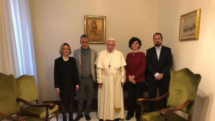 El papa Francisco junto a un grupo de juristas que le presentaron un informe sobre el “uso selectivo de la Justicia” para inhabilitar líderes políticos en Sudamérica
