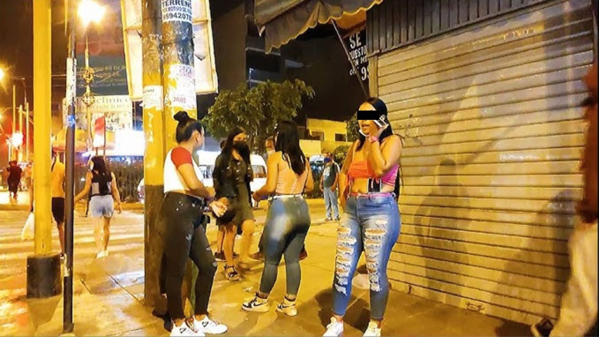 A group of Venezuelan women are standing on a corner near Jirón Risso.  Apparently they are waiting for clients and always have the threatening gaze of the members of the so-called sex mafias.
