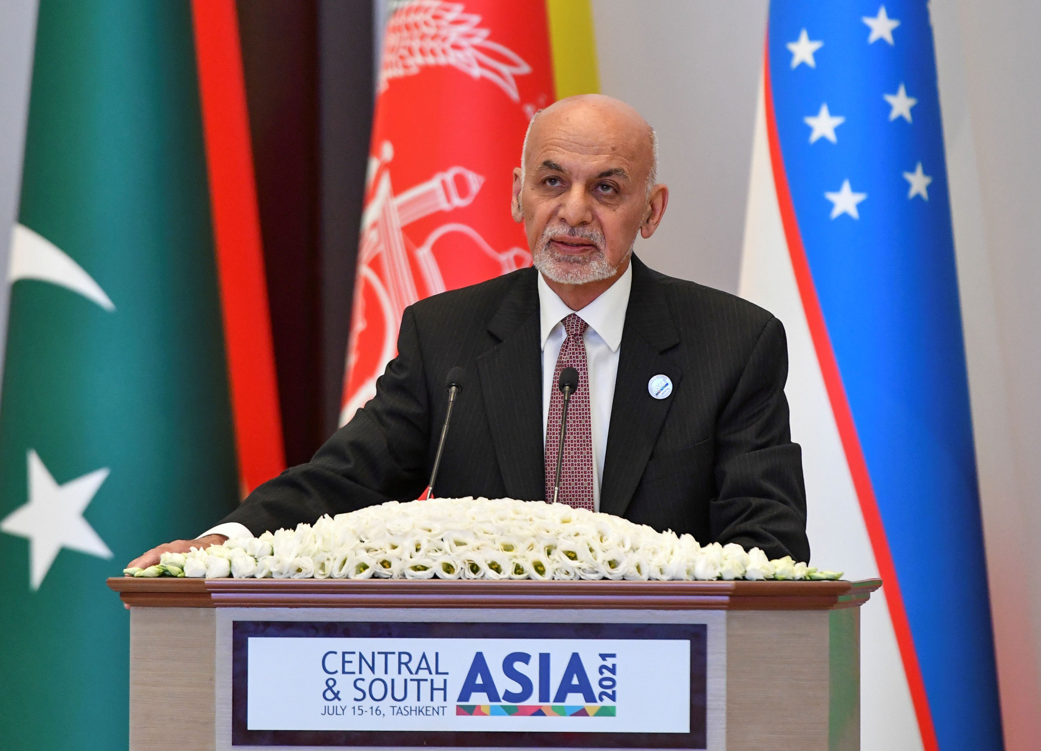 El ex presidente Ashraf Ghani, que huyó del país en 2021 cuando los talibanes entraron en Kabul, vestía a la manera occidental, incluida la corbata, cuando estaba en el extranjero (REUTERS/archivo)