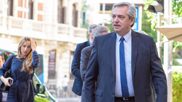 Alberto Fernández llegando a la Universidad Camilo Jose Cela en Madrid