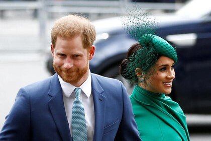 FOTO DE ARCHIVO. El príncipe Enrique de Gran Bretaña y su esposa Meghan, los duques de Sussex, en una ceremonia en Londres. Marzo, 2020. REUTERS/Henry Nicholls