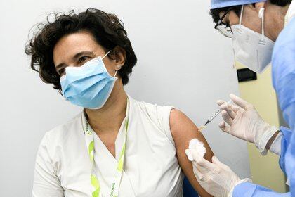 La aplicación de las vacunas contra el coronavirus abre la esperanza de terminar con esta pandemia - Piero Cruciatti/Pool via REUTERS/File Photo