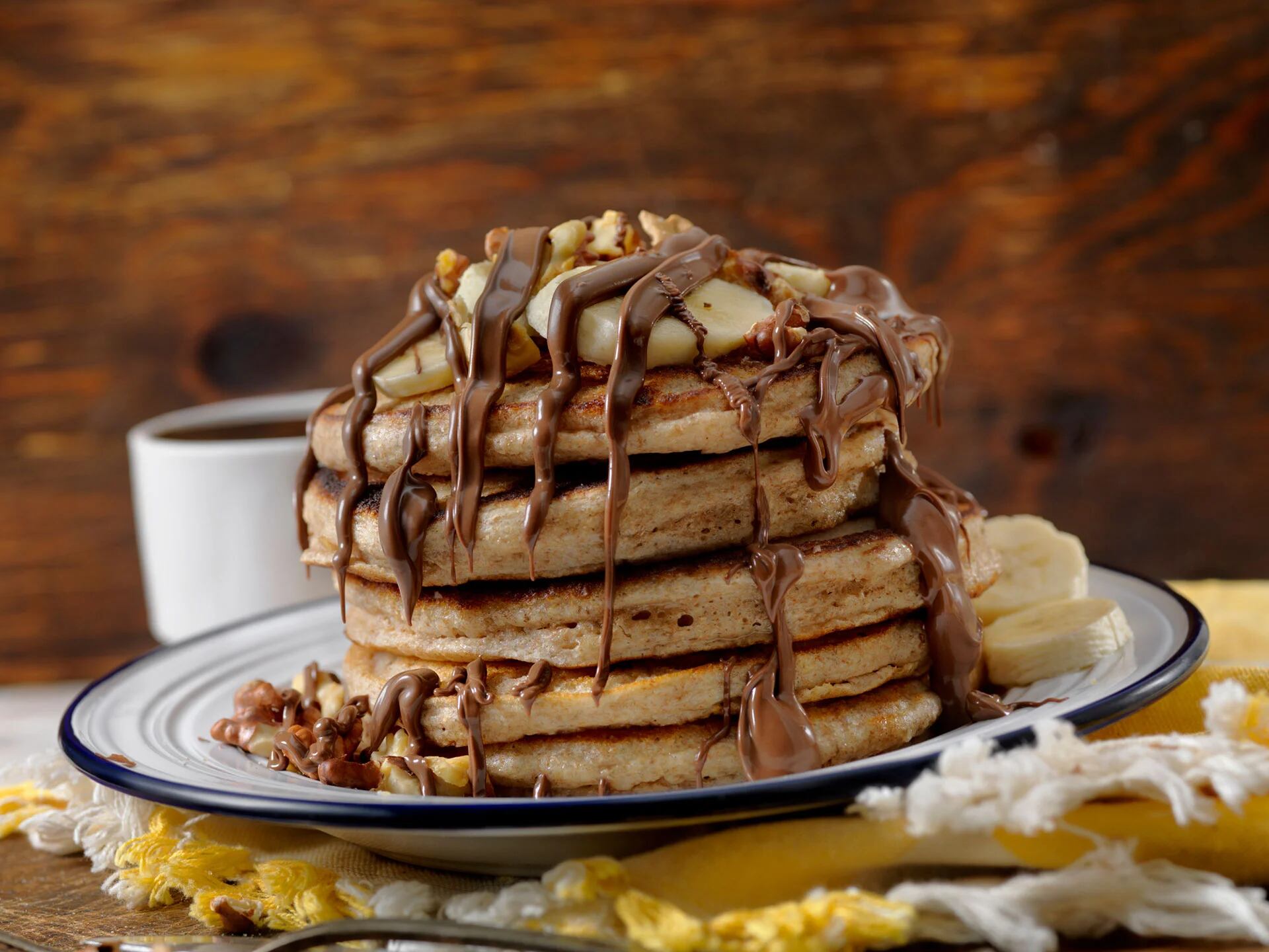 Los pancakes pueden llevar cacao puro o chocolate, entre otros ingredientes (Getty)