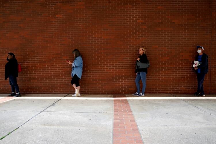 Personas que perdieron sus empleos por el coronavirus esperan en la fila para solicitar subsidios de desempleo en el Centro de Fuerza Laboral de Arkansas en Fort Smith, Arkansas (REUTERS / Nick Oxford)