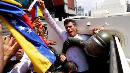 EL 18 de febrero de 2014, las fuerzas chavistas arrestaron a López durante una manifestación pacífica en Caracas