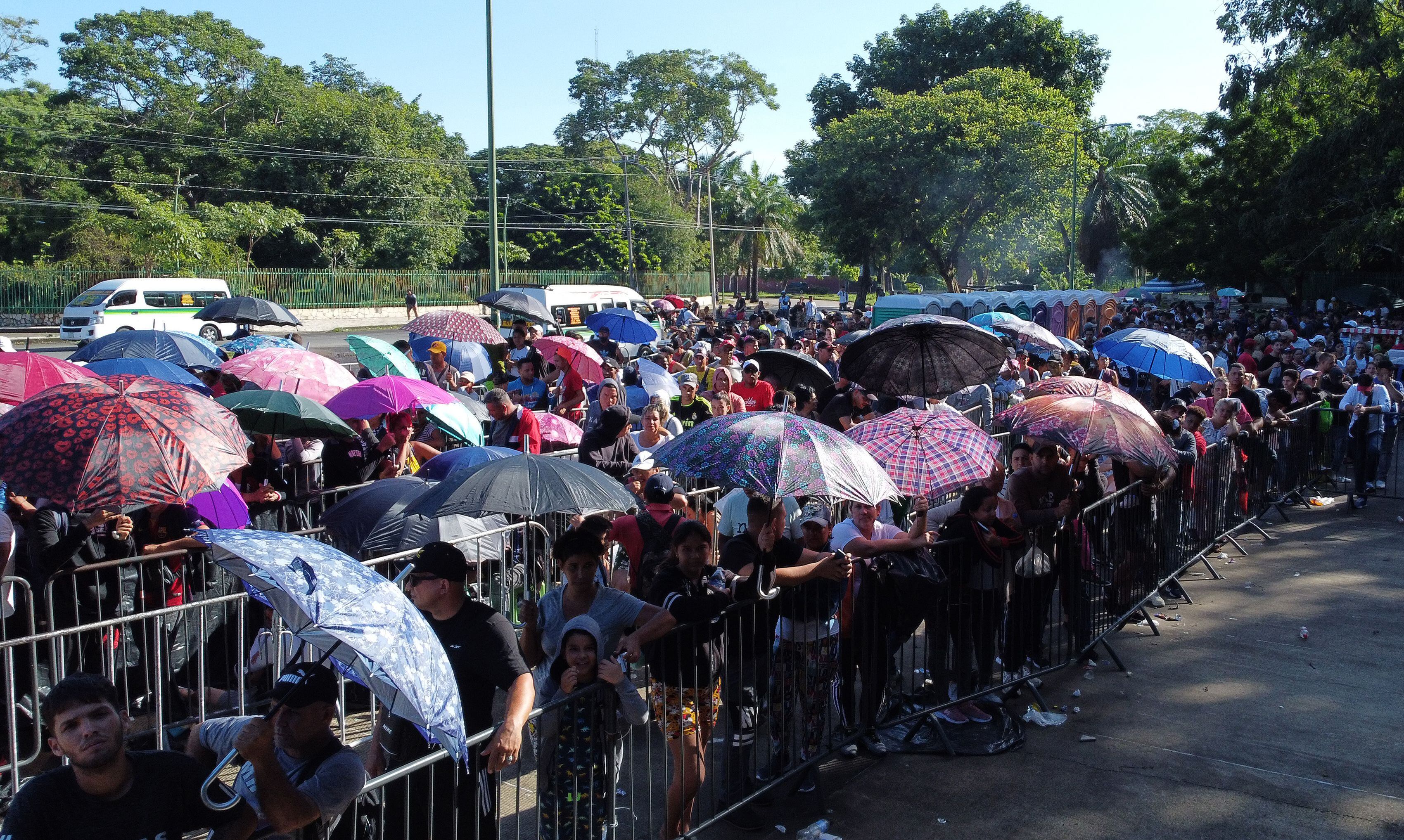 Migrantes hacen fila para tramitar solicitudes de asilo frente a las oficinas migratorias de la ciudad de Tapachula, en Chiapas. (Foto: EFE/ Juan Manuel Blanco)
