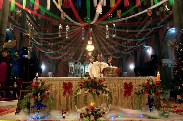 El arzobispo Sebastian Shaw ofrece la misa por el día de Navidad en la Catedral del Sagrado Corazón, en Lahore, Pakistán (REUTERS/Mohsin Raza)