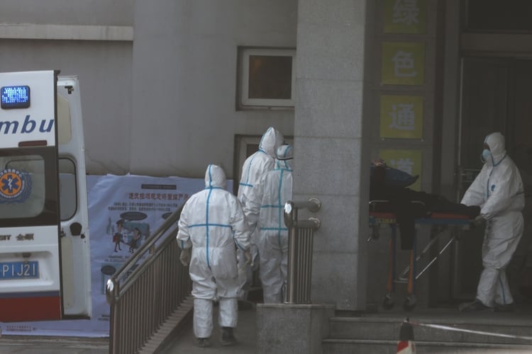 Profesionales de la salud ingresan este lunes al hospital de Jinyintan a un paciente con los síntomas del extraño virus del coronavirus en Wuhan, China (REUTERS/Stringer/China Out)