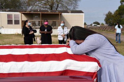 Una mujer llora la muerte de su marido en San Felipe, Texas. Estados Unidos es el país más afectado por la pandemia (REUTERS/Callaghan O'Hare)