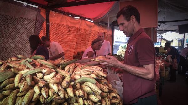 Jairo Ariza compra con 900 bolívares unas pocas verduras y legumbres que no le alcanzan para 3 dias. Luego deberá esperar 15 días para volver a comprar alimentos