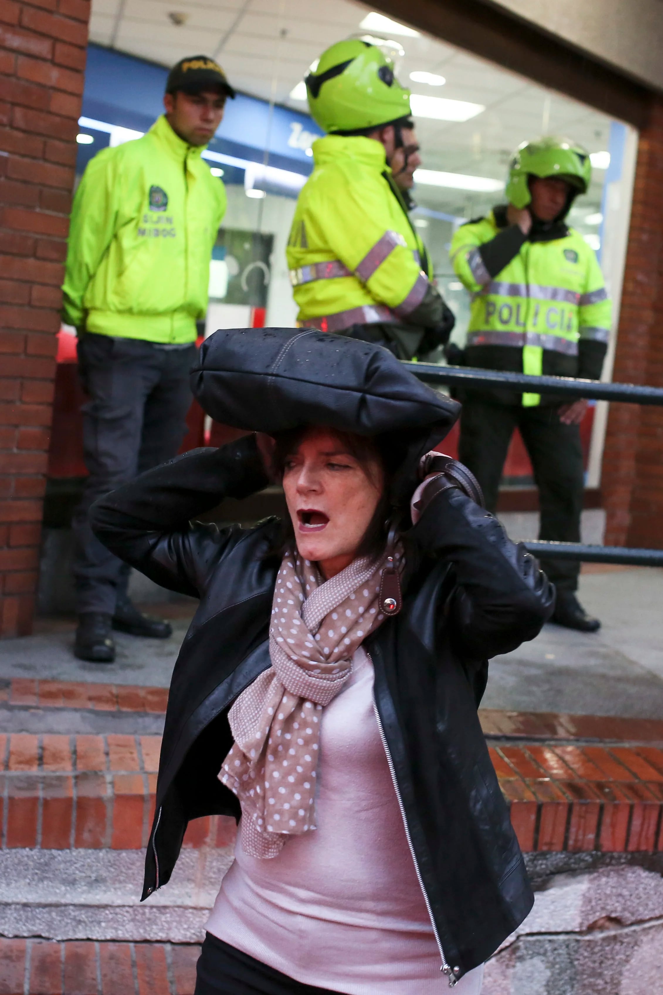 Un mujer sale del centro comercial luego del atentado ( AP Photo/Ricardo Mazalan)
