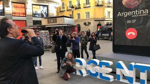 El ministro de Turismo de la Nación, Gustavo Santos, también interactuó con el turista español en el marco de la innovadora acción en Madrid