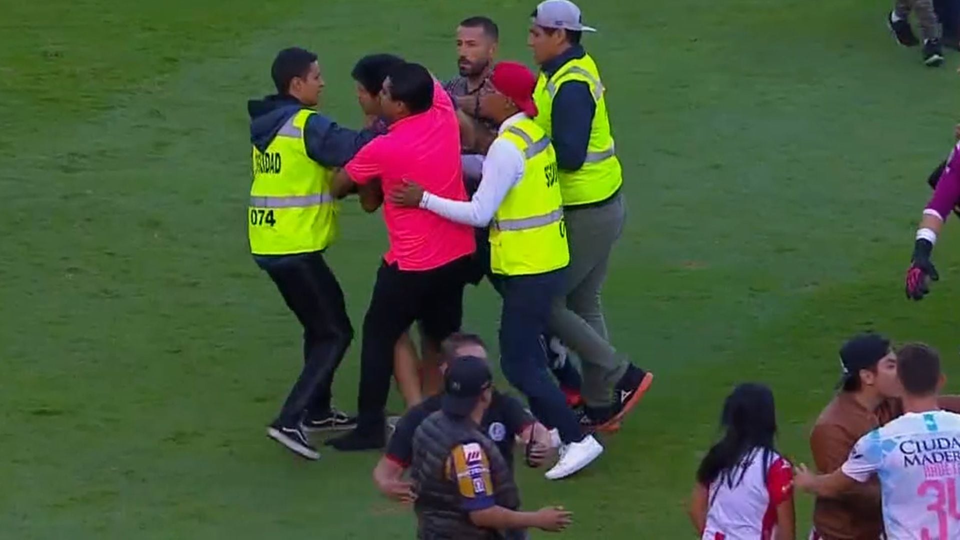 Personal de seguridad detuvo a algunos aficionados que increparon a jugadores del Querétaro (Foto: Captura de pantalla) 