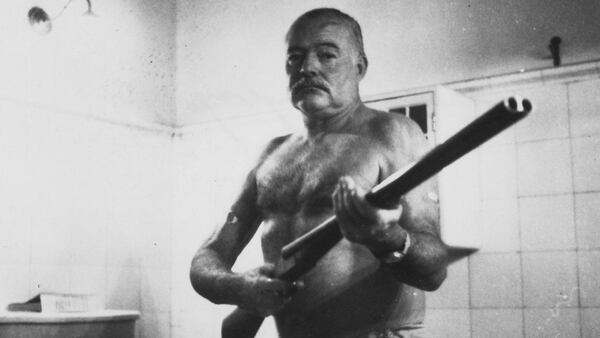 La guerra fue por años una musa para Hemingway. El escritor revistó como conductor de ambulancia durante la Primera Guerra Mundial, e hizo uso de su experiencia en su clásica novela “Adiós a las armas”