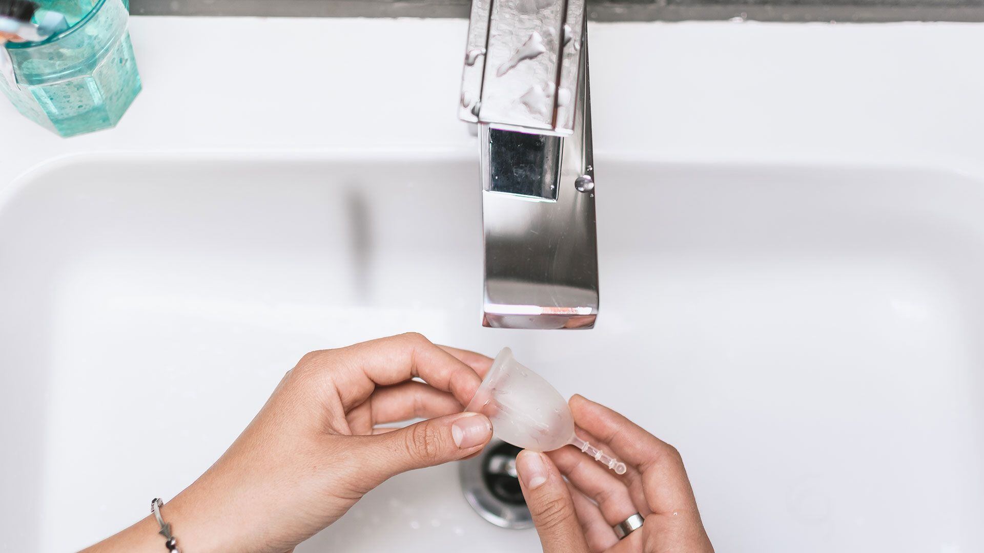 Si se usa durante 10 años, una copa menstrual genera sólo 0,4% de la basura plástica que implica la toallita de un solo uso y 6% de la cantidad de residuos que se producen al usar tampones (Shutterstock)