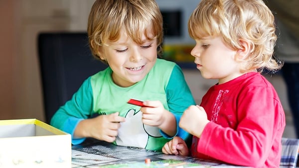 Un juego de a dos. Los de mesa y los educativos son ideales para aprender jugando con otros amigos o hermanos(Getty)