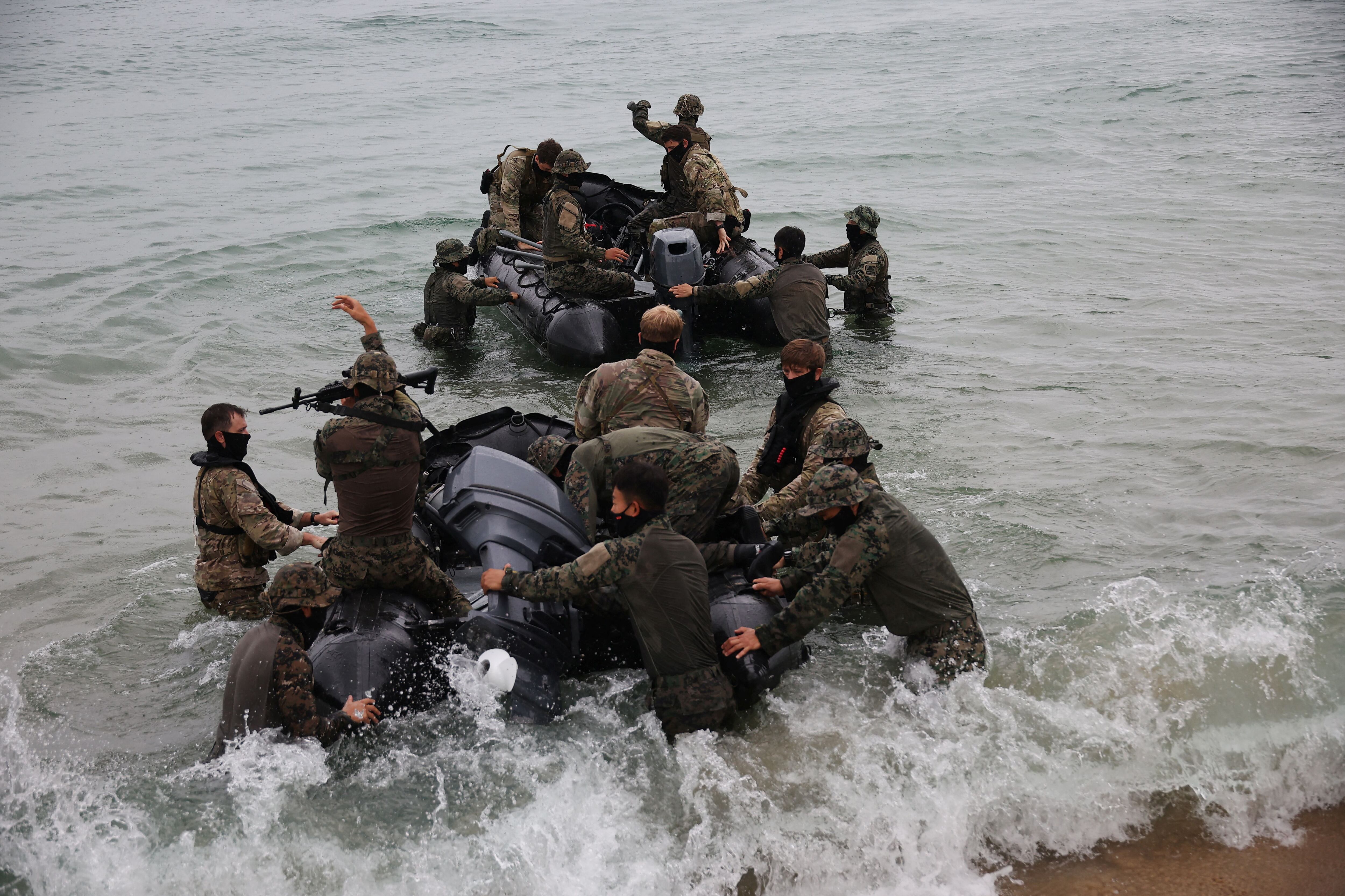 El ejercicio de desembarco anfibio en una costa de Yangyang (REUTERS/Kim Hong-Ji)