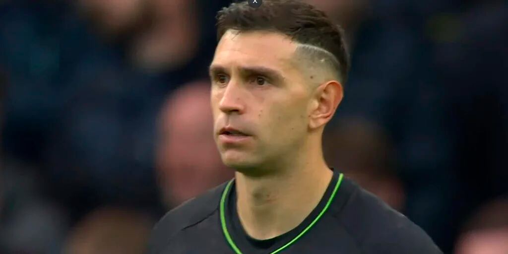 El insólito gol en contra que sufrió Dibu Martínez en la victoria de Aston Villa