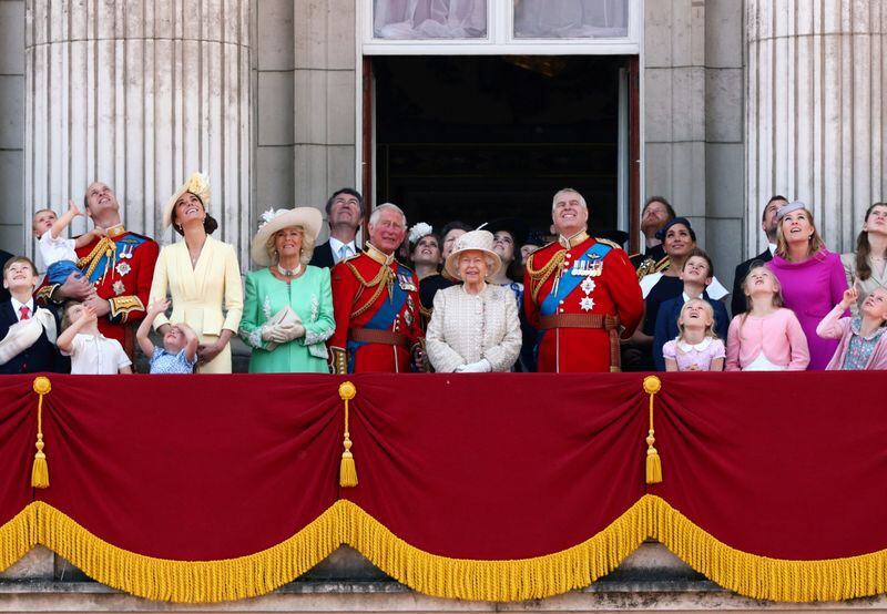 La Reina Isabel de Inglaterra, el príncipe Carlos, el príncipe Enrique, el príncipe Guillermo y Catalina, duquesa de Cambridge, junto a otros miembros de la familia real británica, observan al equipo acrobático aéreo Red Arrows de la Royal Air Force durante el desfile Trooping the Colour en Londres en 2019 (REUTERS/Hannah Mckay)