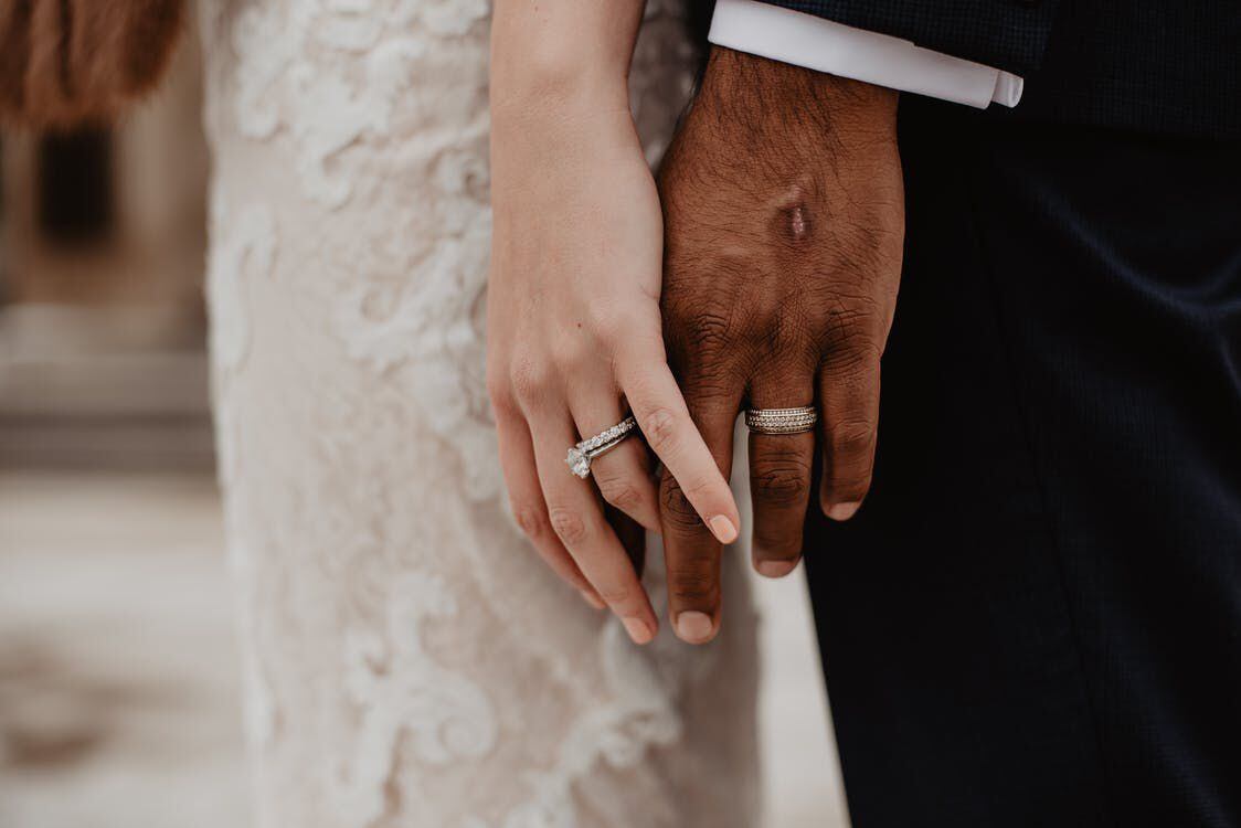 ¿Sabías que existe una diferencia entre matrimonio y boda? (Pexels)