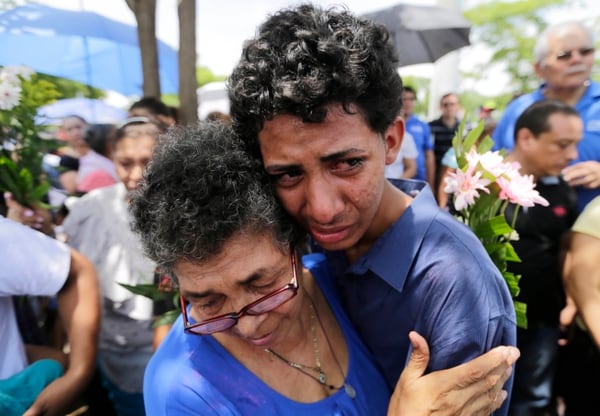 Parientes del bebé de 15 meses Teiler Lorio, muerto durante un ataque de las fuerzas del régimen y de la juventud sandinista, lloran durante el funeral en el cementerio Milagro de Dios en Managua (AFP/ Inti OCON)