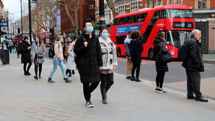 Los científicos todavía están tratando de averiguar los efectos de las mutaciones en B.1.1.7, cuya aparición llevó al gobierno del Reino Unido a endurecer las medidas de control del coronavirus (Shutterstock)