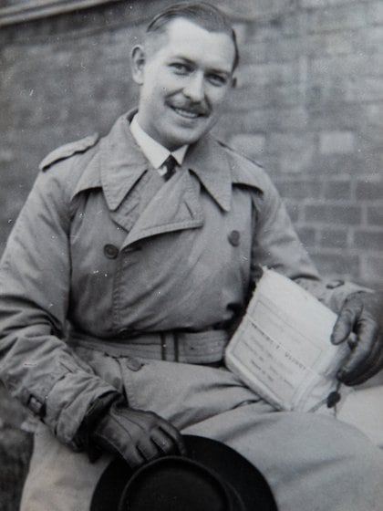 Stanley en la Navidad de 1945, en Londres, con una caja enviada por su padre